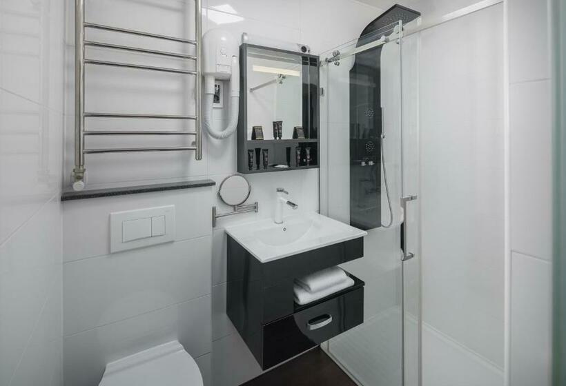 اتاق سوپریور با چشمانداز دریا و بالکن, Tomi