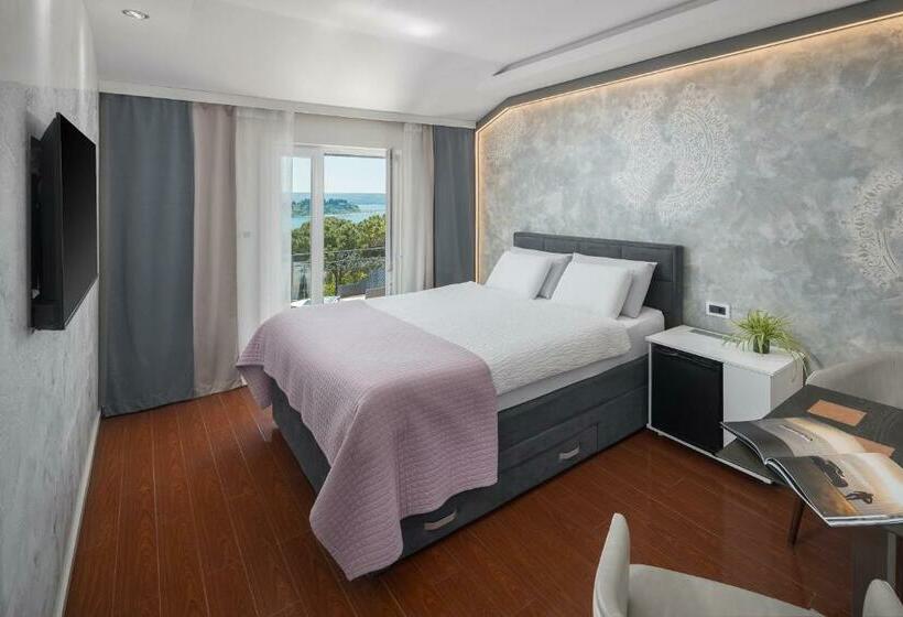 اتاق سوپریور با چشمانداز دریا و بالکن, Tomi