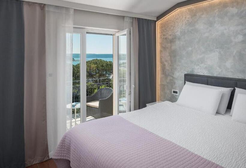 سوییت با چشمانداز دریا, Tomi