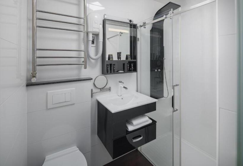 اتاق استاندارد با بالکن, Tomi