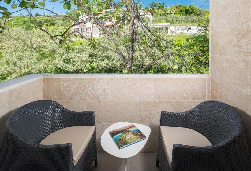 اتاق استاندارد با بالکن, Tomi