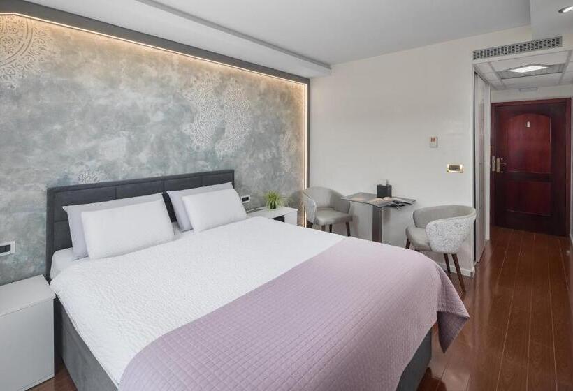 اتاق استاندارد با بالکن و چشمانداز دریا, Tomi