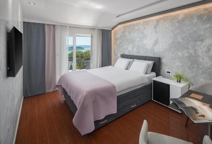 اتاق استاندارد با بالکن و چشمانداز دریا, Tomi