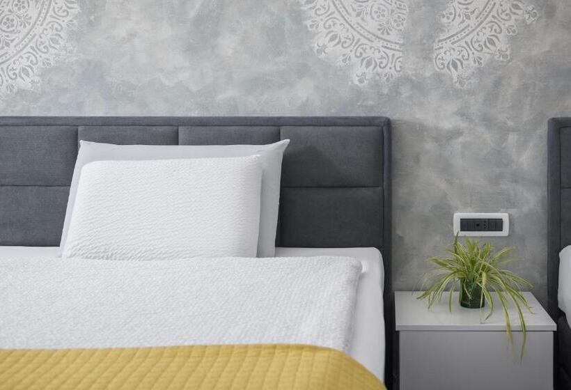 اتاق خانوادگی با چشمانداز دریا, Tomi