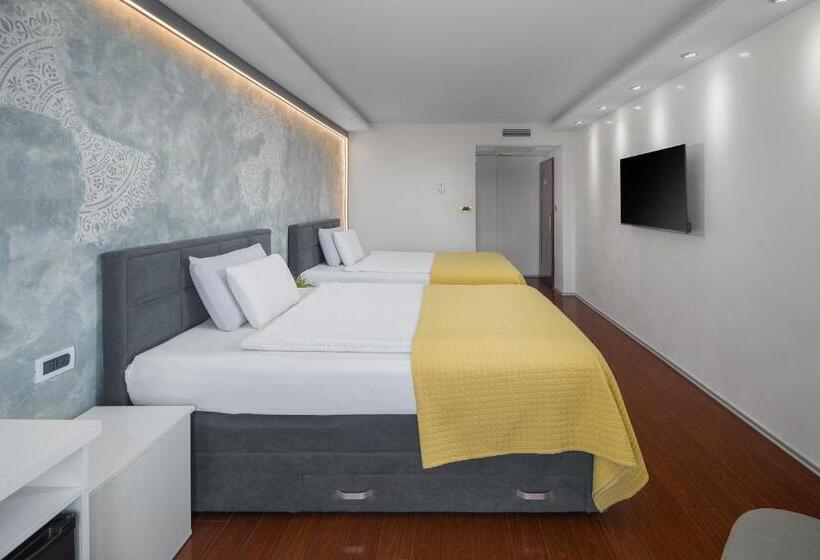 اتاق خانوادگی با چشمانداز دریا, Tomi