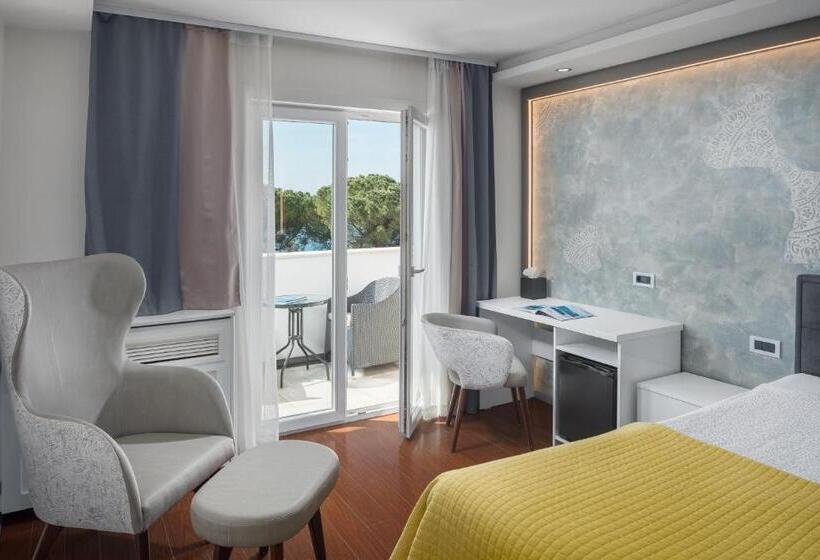 اتاق خانوادگی با چشمانداز دریا, Tomi