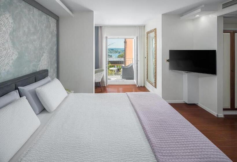 اتاق سوپریور سه تخته, Tomi