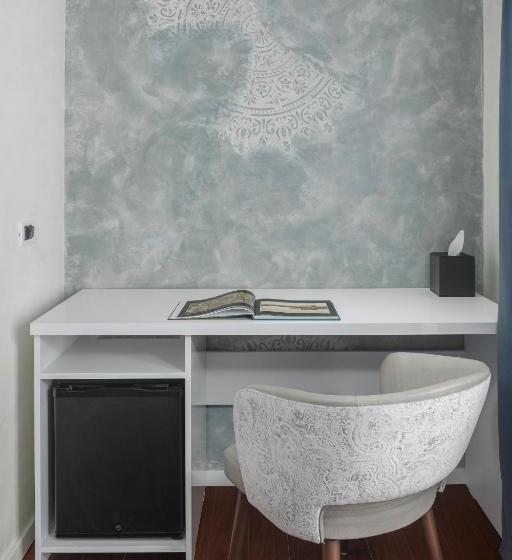 اتاق سوپریور سه تخته, Tomi