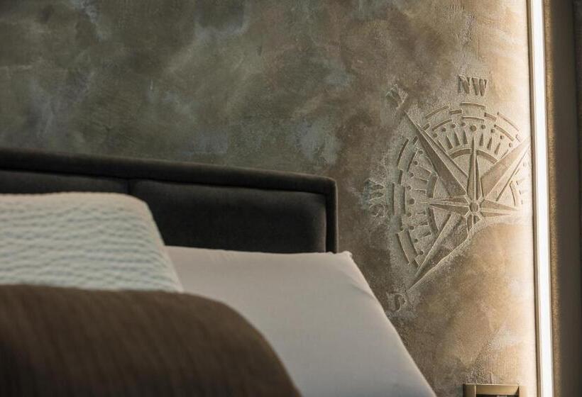 اتاق ساده با بالکن, Tomi