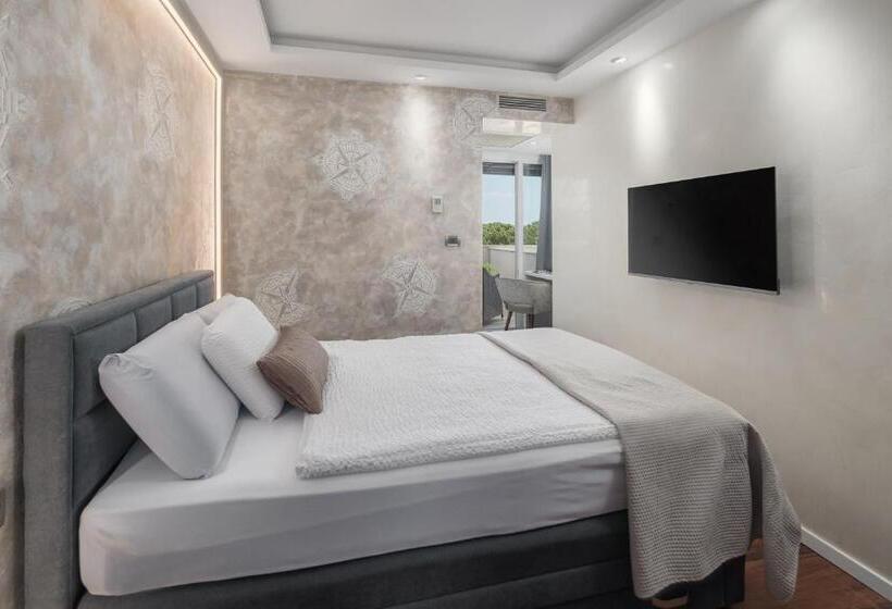 اتاق ساده با بالکن, Tomi