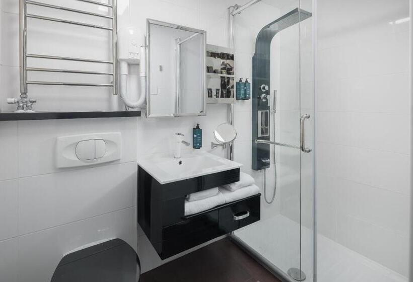 اتاق سوپریور با چشمانداز دریا و بالکن, Tomi