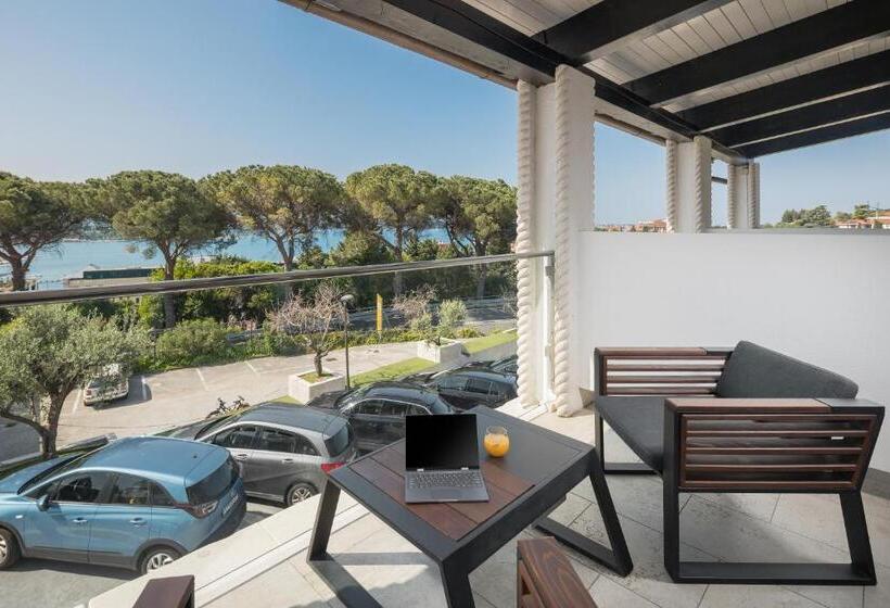 اتاق سوپریور با چشمانداز دریا و بالکن, Tomi