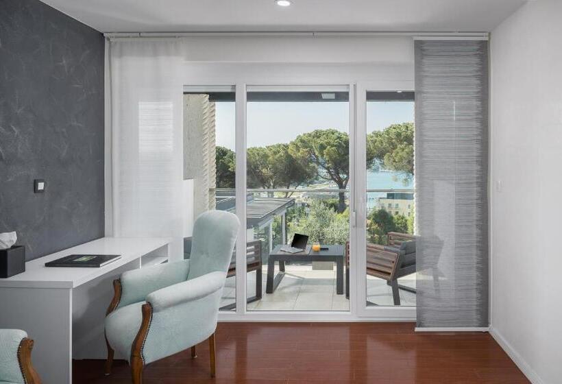 اتاق سوپریور با چشمانداز دریا و بالکن, Tomi