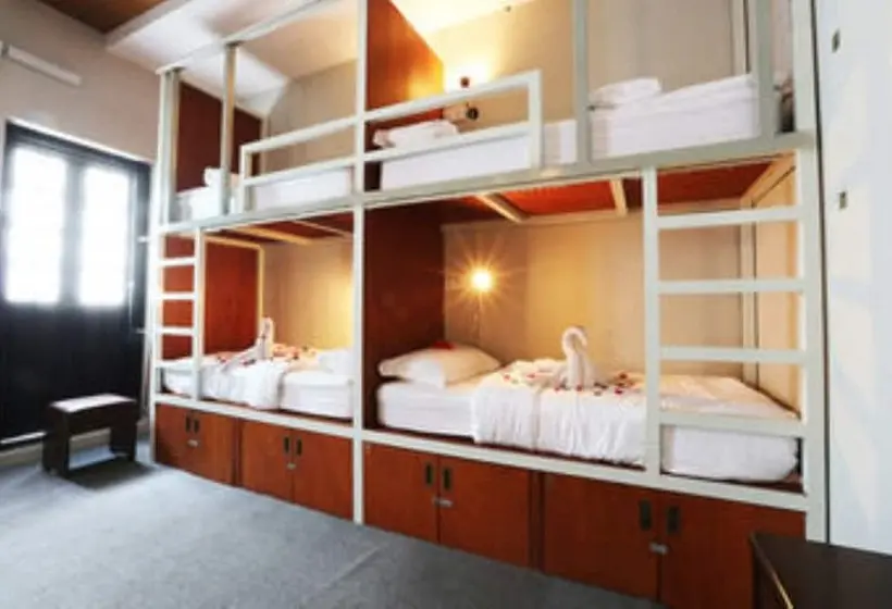 تختخواب در اتاق مشترک, Little Yangon Hostel