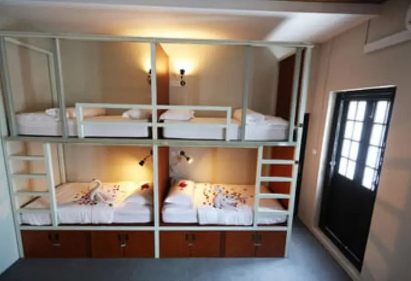 تختخواب در اتاق مشترک, Little Yangon Hostel