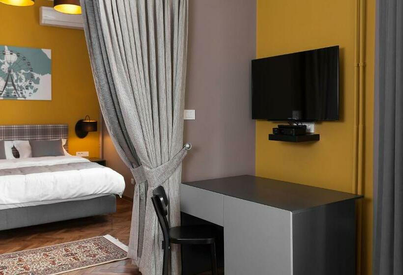 سوییت جونیور با بالکن, London B&b