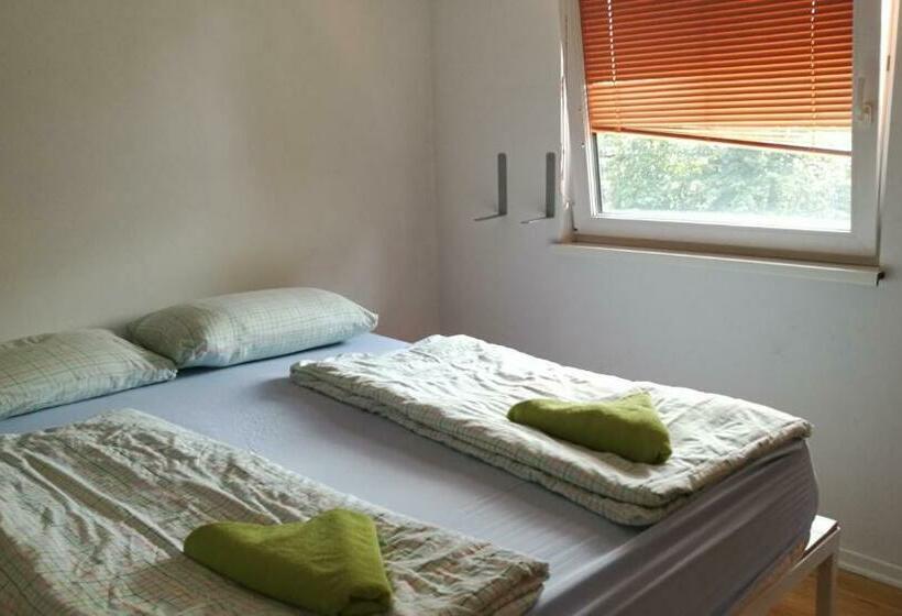 اتاق استاندارد با سرویس بهداشتی مشترک, Most Hostel