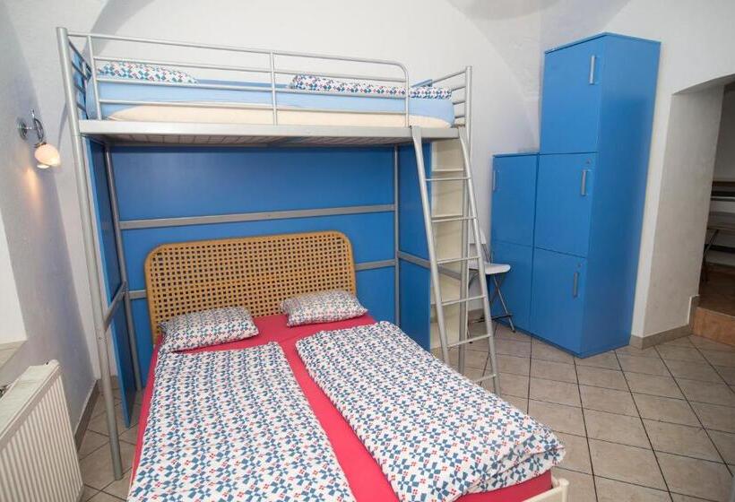 تختخواب در اتاق مشترک, Most Hostel
