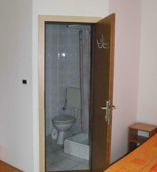 اتاق استاندارد سه نفره, Youth Hostel Nika