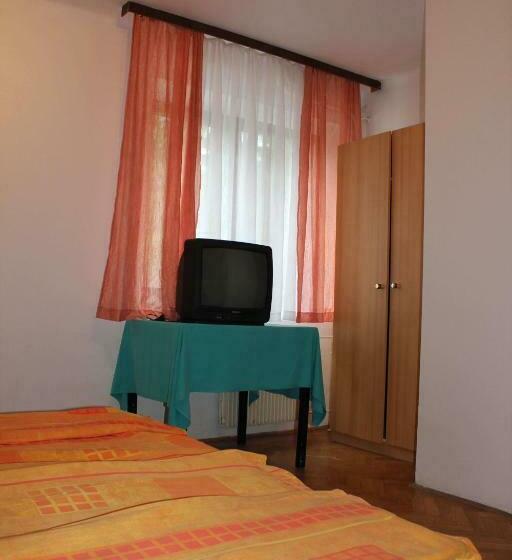 اتاق استاندارد سه نفره, Youth Hostel Nika