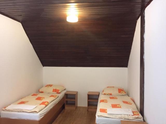 اتاق استاندارد سه نفره, Youth Hostel Nika