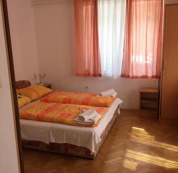 اتاق استاندارد سه نفره, Youth Hostel Nika