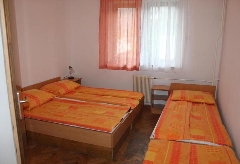 اتاق استاندارد چهار تخته, Youth Hostel Nika