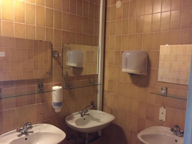 اتاق استاندارد سه تخته با سرویس بهداشتی مشترک, Youth Hostel Nika