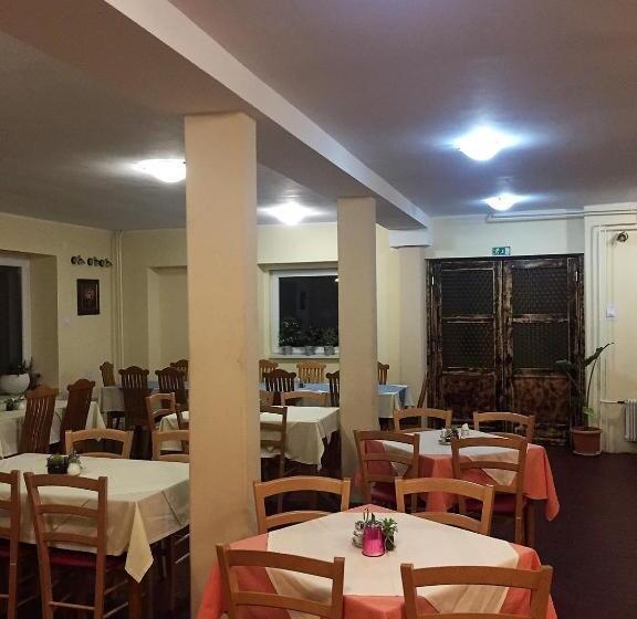 اتاق استاندارد چهارنفره با سرویس بهداشتی مشترک, Youth Hostel Nika