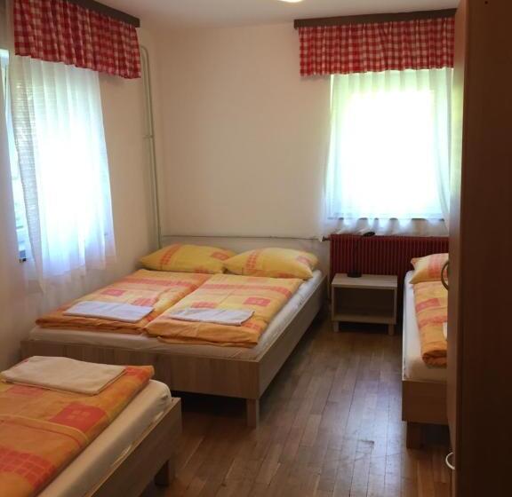 اتاق استاندارد چهارنفره با سرویس بهداشتی مشترک, Youth Hostel Nika