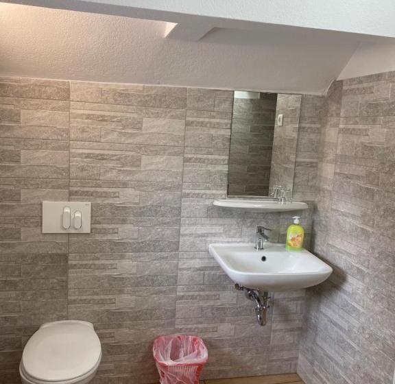 اتاق استاندارد سه تخته با بالکن, Youth Hostel Nika