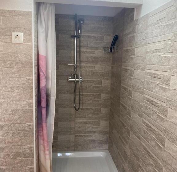 اتاق استاندارد سه تخته با بالکن, Youth Hostel Nika