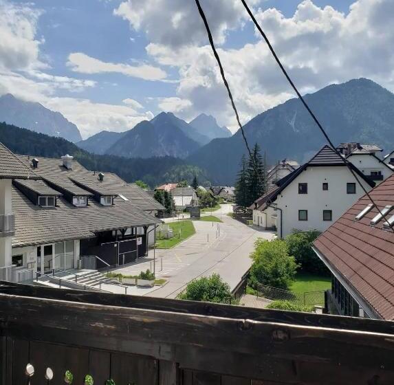 اتاق استاندارد سه تخته با بالکن, Youth Hostel Nika