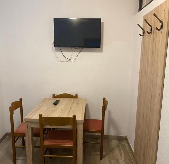 آپارتمان 1 خوابه همکف, Youth Hostel Nika