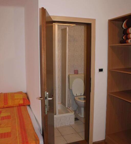 اتاق خانوادگی, Youth Hostel Nika