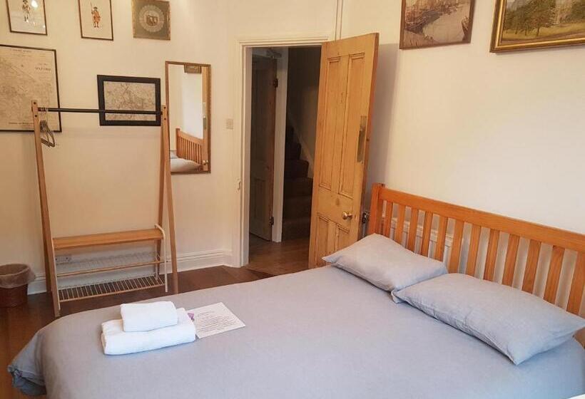 带共用浴室的标准房间, One Home