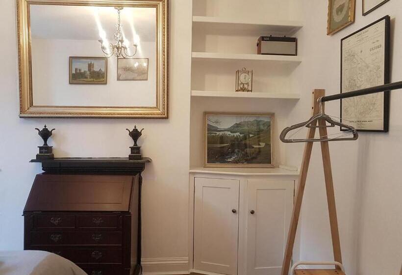 带共用浴室的标准房间, One Home