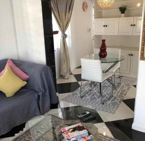 家庭间, Muco Guest House