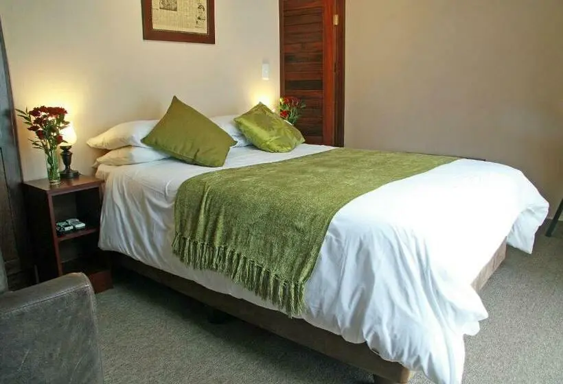 Standard-invahuone, Queen Manor Boutique Guest House