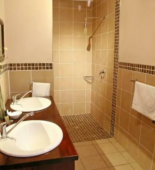 Standard-invahuone, Queen Manor Boutique Guest House