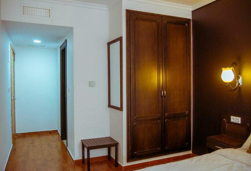 اتاق لوکس, L'aéroport