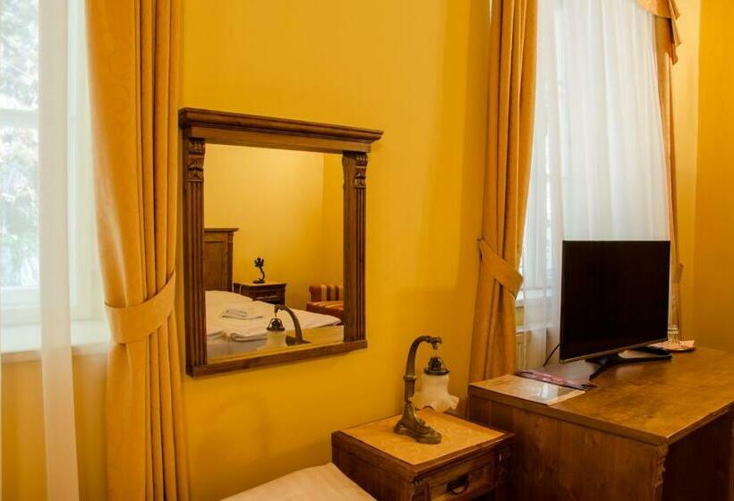 חדר בסיסי לשלושה, Penzión Cosmopolitan I