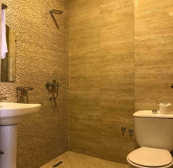 标准三人间, Royal