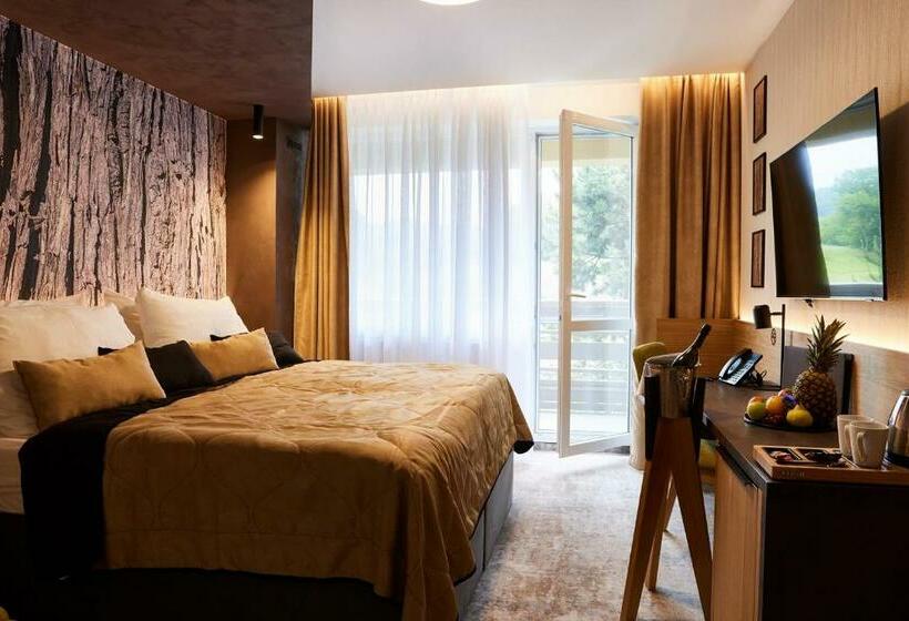 غرفة قياسية مزوَّدة بشُرفة, Sitno Forest Resort