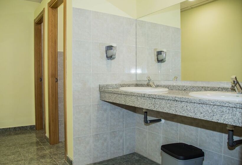 اتاق استاندارد با سرویس بهداشتی مشترک, Albergue Montoto   Hostel