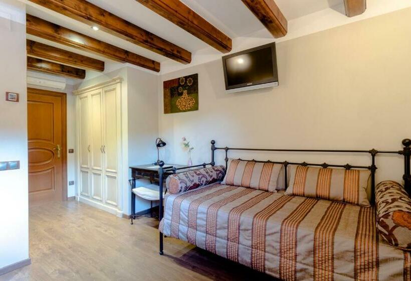 اتاق استاندارد سه نفره, Flor De Neu