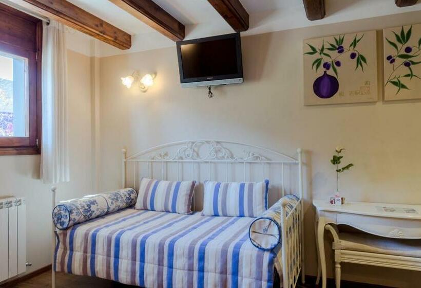 اتاق استاندارد سه نفره, Flor De Neu