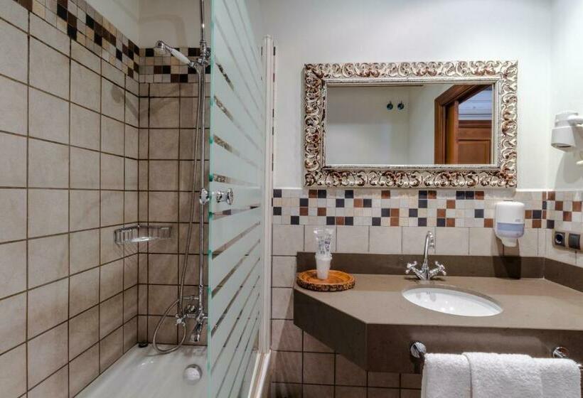 اتاق استاندارد سه نفره, Flor De Neu