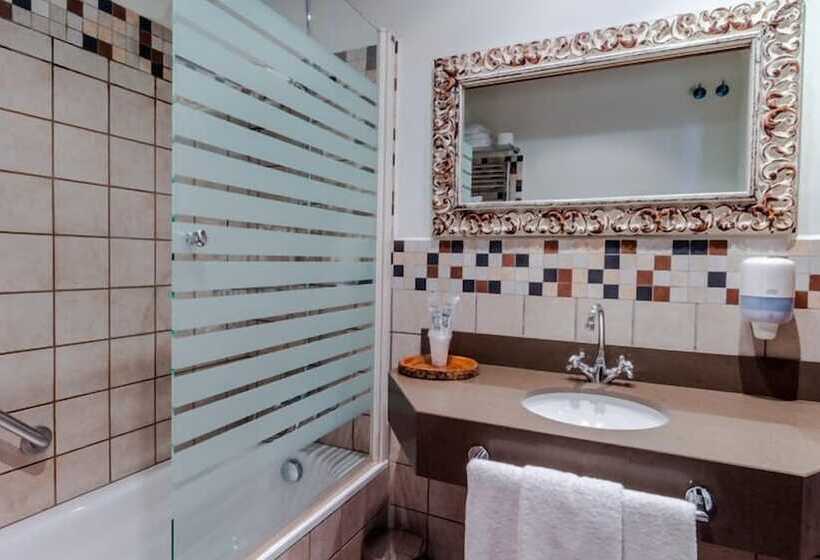 اتاق استاندارد سه نفره, Flor De Neu