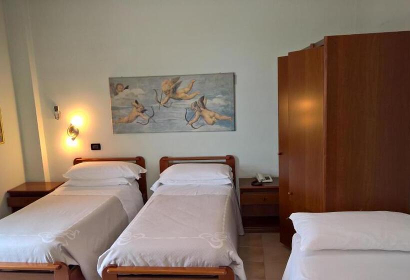 غرفة قياسية ثلاثية, La Rotonda